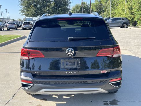 Used 2023 Volkswagen Taos SE w/ Panoramic Sunroof Package FWD image 8