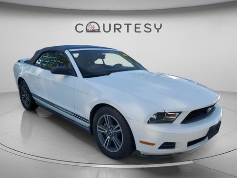 Used 2010 Ford Mustang Convertible RWD image 4