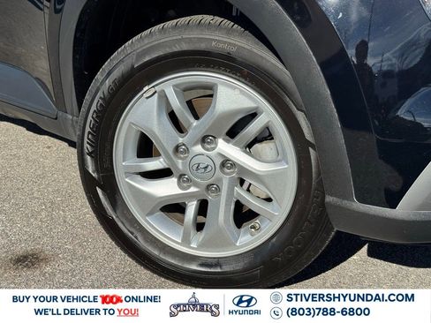 Certified 2025 Hyundai Venue SE image 4