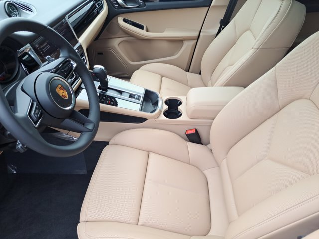 Used 2026 Porsche Macan AWD/4WD image 22