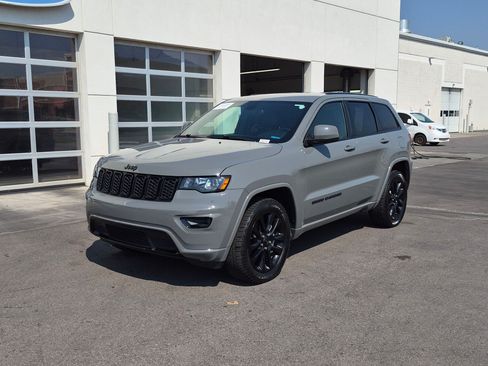 Used 2020 Jeep Grand Cherokee Altitude AWD/4WD image 11