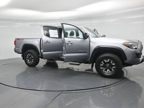 Used 2019 Toyota Tacoma TRD Off-Road w/ Technology Package AWD/4WD image 32