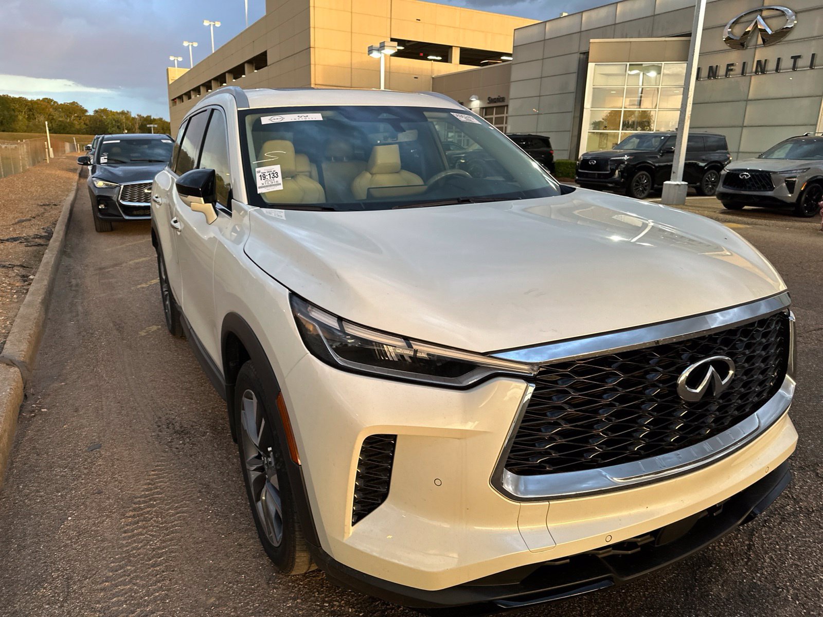 Used 2024 INFINITI QX60 Luxe FWD image 2