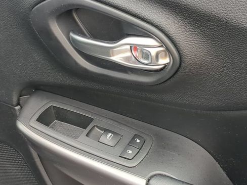 Used 2020 Jeep Cherokee Latitude FWD image 32