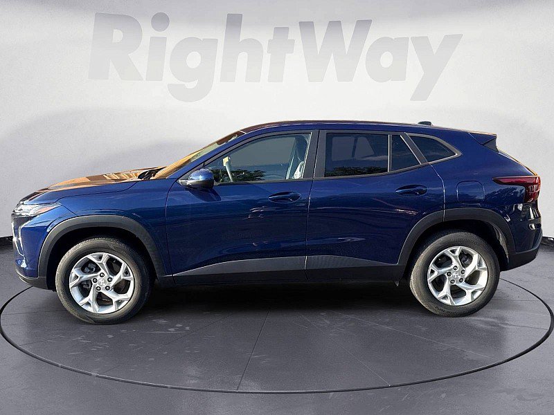 Used 2024 Chevrolet Trax LS w/ LS Convenience Package FWD image 2