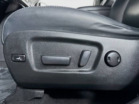 Used 2017 Toyota Highlander SE FWD image 18
