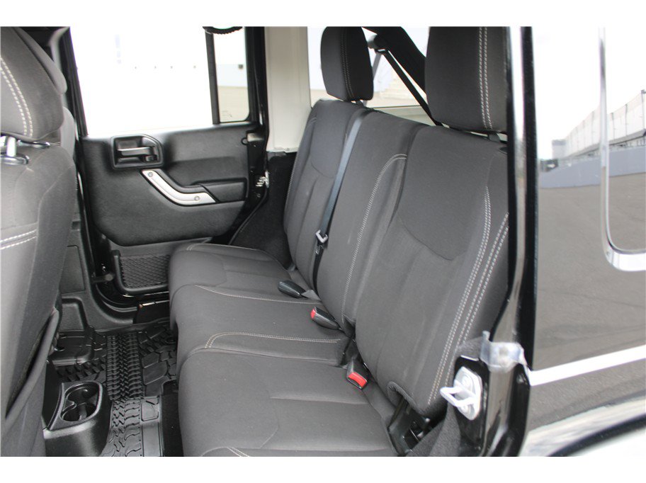 Used 2017 Jeep Wrangler Unlimited Sahara w/ Connectivity Group AWD/4WD image 11