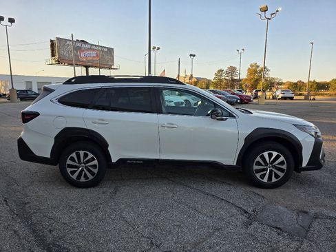 Used 2023 Subaru Outback Premium image 4