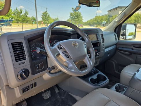 Used 2019 Nissan NV 3500 SL RWD image 2