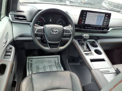 Used 2024 Toyota Sienna XSE FWD image 4