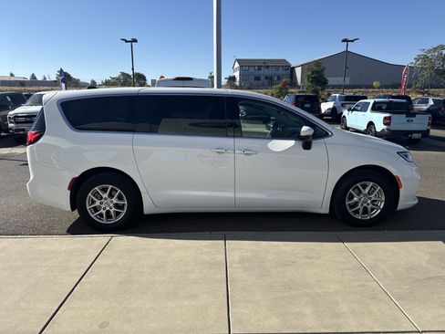Used 2023 Chrysler Pacifica Touring-L FWD image 6