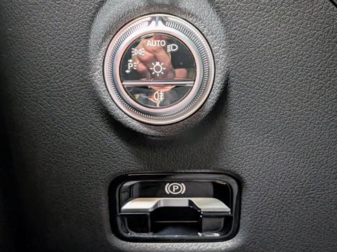 Used 2025 Mercedes-Benz C 300 4MATIC Sedan image 31