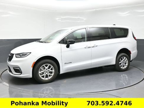 Used 2024 Chrysler Pacifica Touring-L FWD image 16