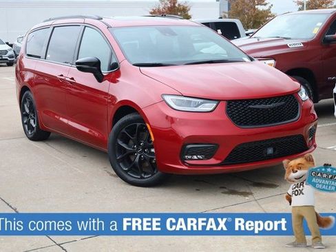 Used 2025 Chrysler Pacifica Limited image 2