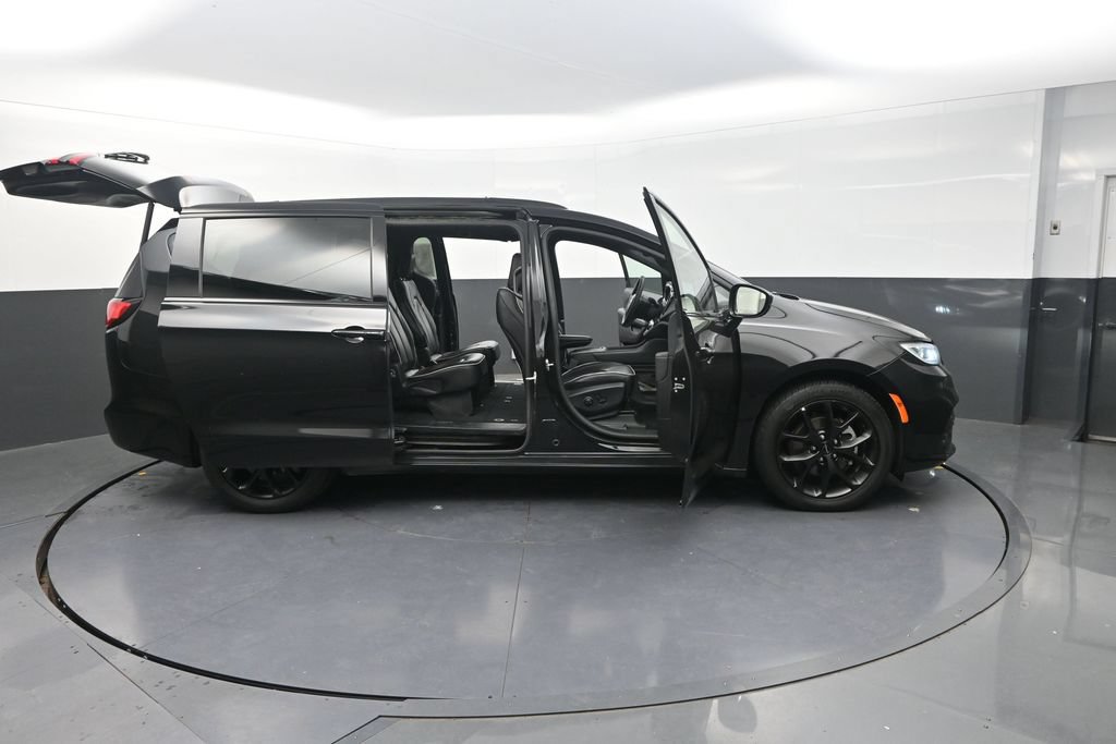 Used 2025 Chrysler Pacifica Limited FWD image 39