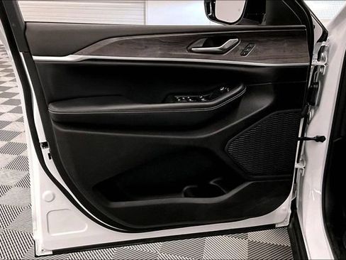 Used 2024 Jeep Grand Cherokee Limited image 21