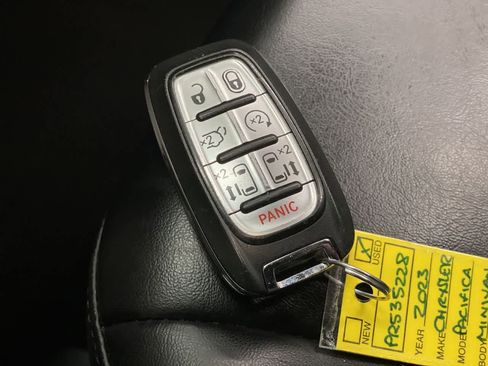 Used 2023 Chrysler Pacifica Touring-L FWD image 28