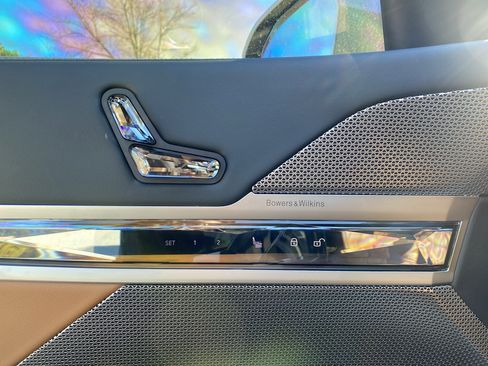 Used 2025 BMW 740i w/ Premium Package image 24