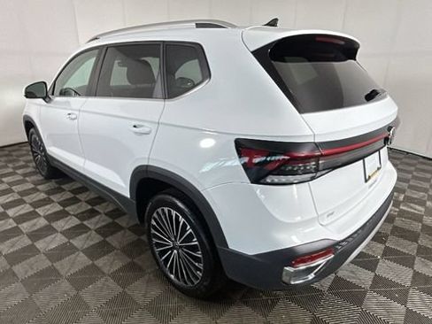 Used 2026 Volkswagen Taos SE FWD image 4