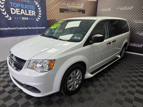 Used 2019 Dodge Grand Caravan SE image 1