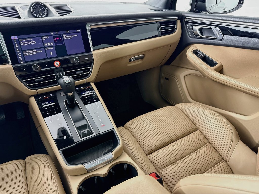 Certified 2025 Porsche Macan AWD/4WD image 26