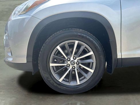 Used 2019 Toyota Highlander XLE AWD/4WD image 39