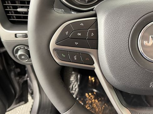 Used 2019 Jeep Cherokee Latitude Plus w/ Comfort/Convenience Group AWD/4WD image 19