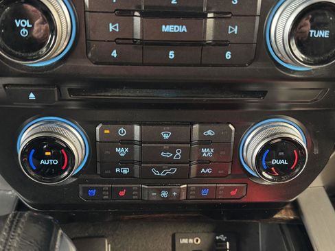 Used 2015 Ford F150 Platinum w/ Equipment Group 701A Luxury image 32