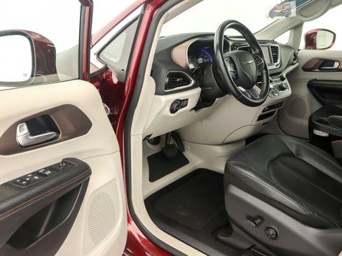 Used 2019 Chrysler Pacifica Touring-L image 21