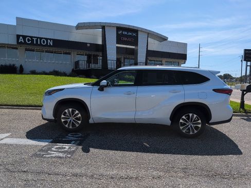 Used 2022 Toyota Highlander XLE FWD image 2