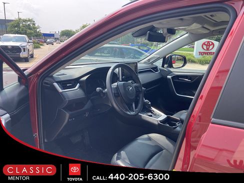 Used 2019 Toyota RAV4 Limited AWD/4WD image 3