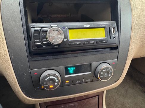 Used 2009 Buick Lucerne CXL image 16