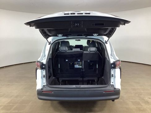 Used 2024 Toyota Sienna LE FWD image 12