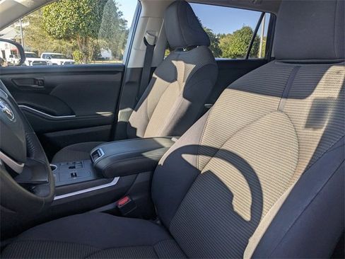 Used 2023 Toyota Highlander LE image 14