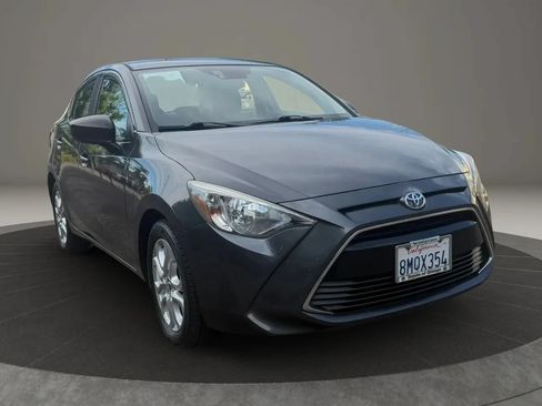 Used 2017 Toyota Yaris iA FWD image 3