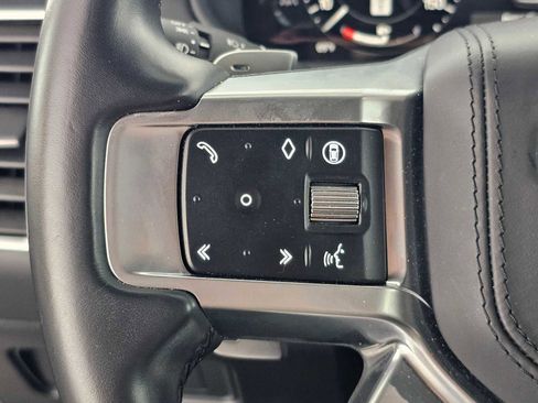 Used 2024 Land Rover Discovery Metropolitan Edition image 24