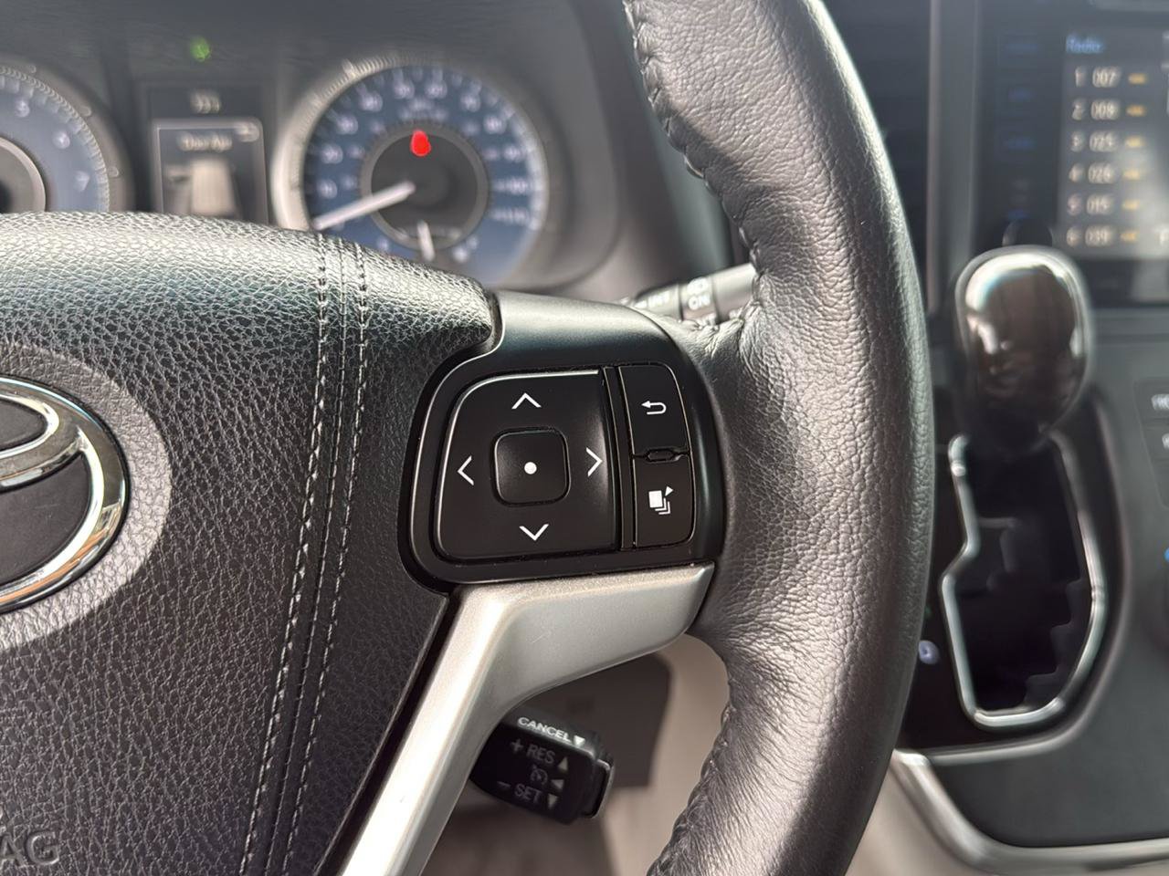 Used 2017 Toyota Sienna XLE w/ XLE Navigation Package FWD image 23
