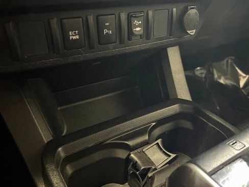 Used 2018 Toyota Tacoma SR5 AWD/4WD image 42