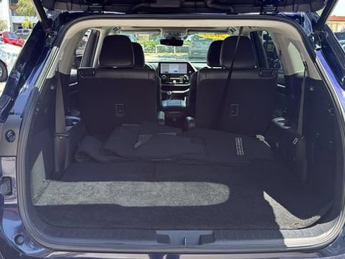 Used 2023 Toyota Highlander Platinum FWD image 9