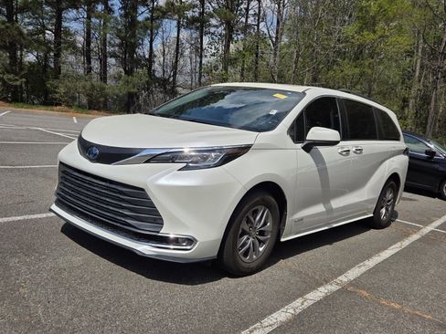 Used 2021 Toyota Sienna XLE image 3