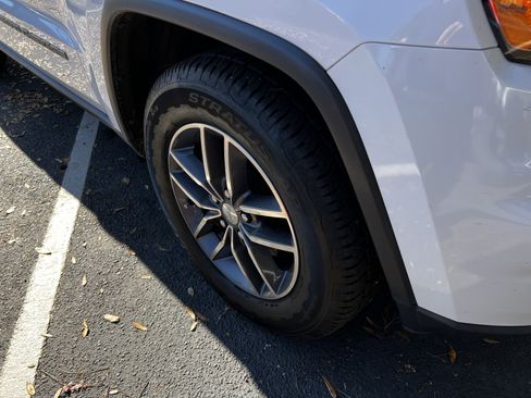 Used 2018 Jeep Grand Cherokee Limited image 11