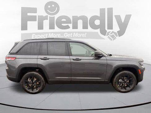 New 2025 Jeep Grand Cherokee Laredo image 4