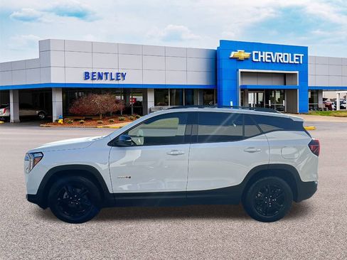 Used 2024 GMC Terrain AT4 image 2