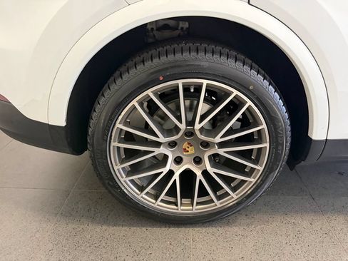 Certified 2023 Porsche Cayenne Platinum Edition AWD/4WD image 12