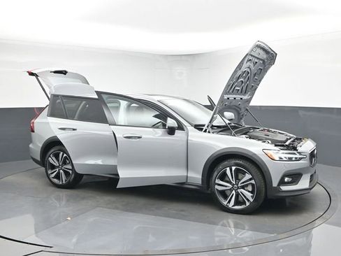 New 2026 Volvo V60 B5 Cross Country Plus w/ Protection Package Premier image 53