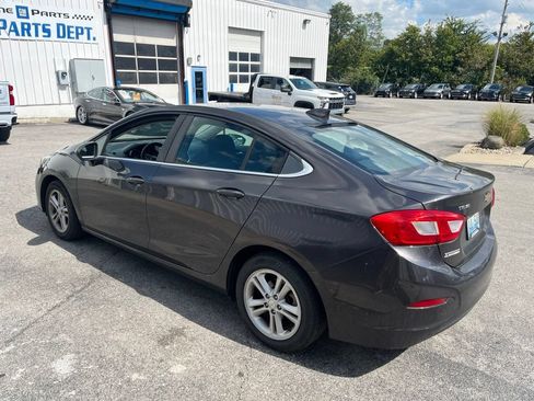 Used 2017 Chevrolet Cruze LT FWD image 4