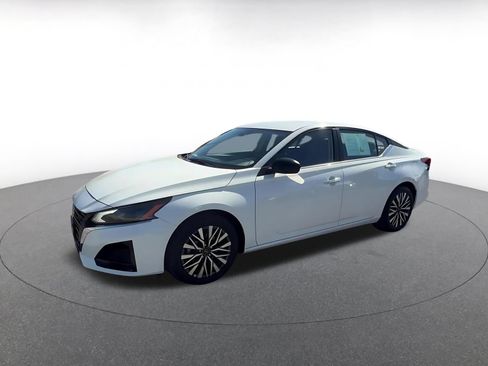 Used 2025 Nissan Altima 2.5 SV FWD image 8