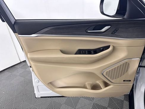 Used 2023 Jeep Grand Cherokee 4WD 4xe w/ Luxury Tech Group II image 23