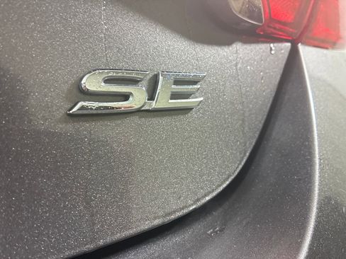 Used 2017 Toyota Camry SE image 13