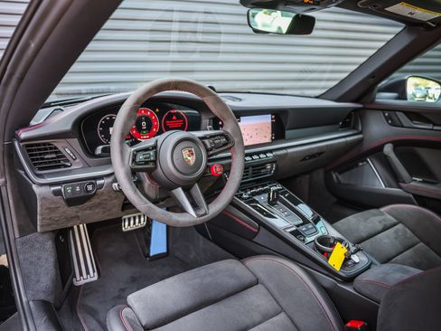 Certified 2025 Porsche 911 Targa 4 GTS AWD/4WD image 4